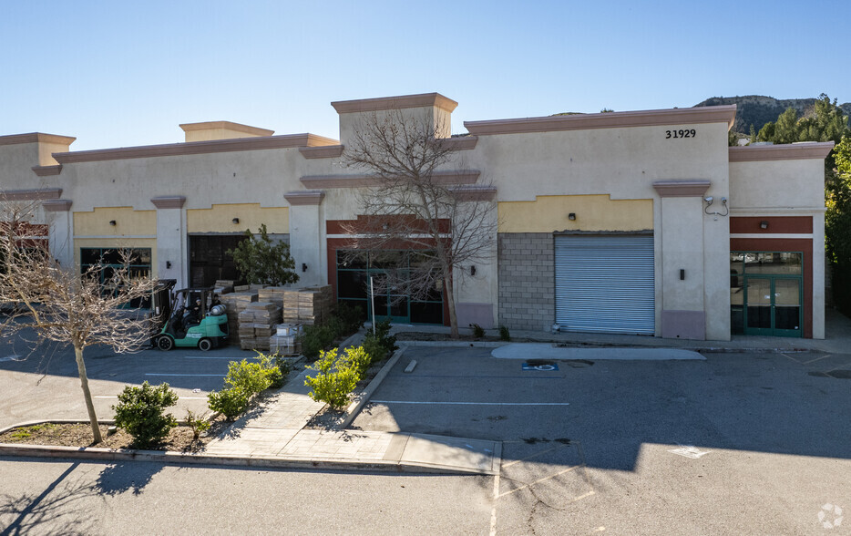 Castaic Lake Plaza portfolio of 2 properties for sale on LoopNet.ca - Building Photo - Image 2 of 4