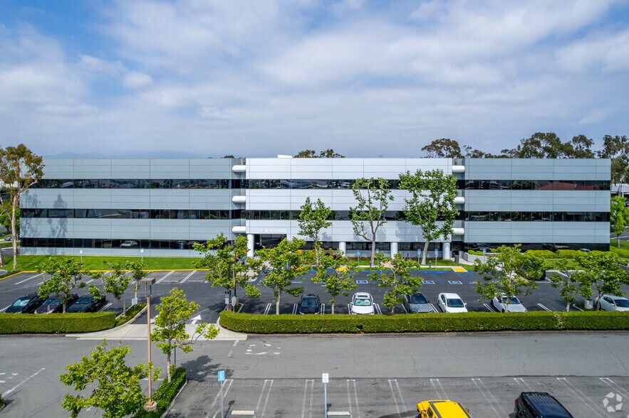 15707 Rockfield Blvd, Irvine, CA à louer - Photo du bâtiment - Image 3 de 14