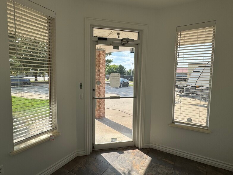 817 Irish Ln, Edmond, OK à louer - Photo du bâtiment - Image 2 de 16
