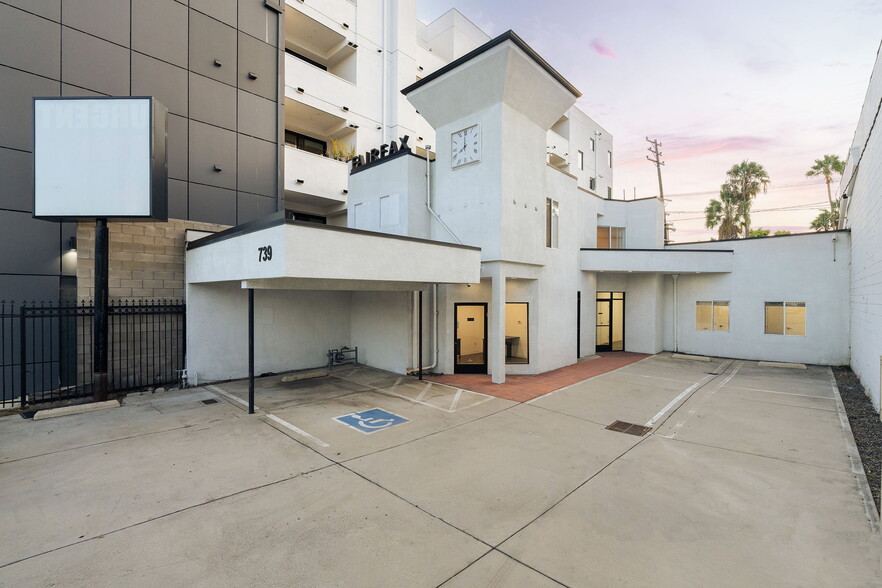 739-741 N Fairfax Ave, Los Angeles, CA à vendre - Photo du bâtiment - Image 1 de 27