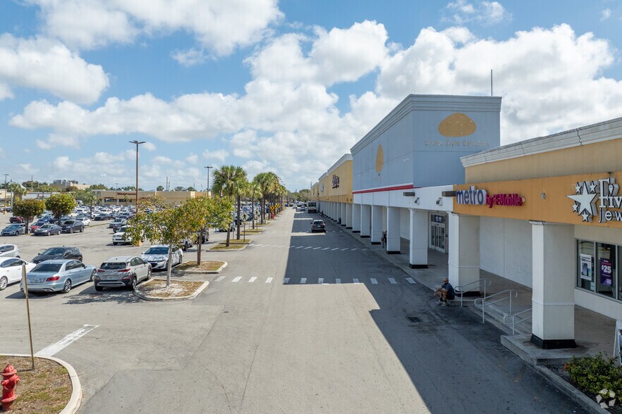 1700 W 49th St, Hialeah, FL à louer - Photo du bâtiment - Image 3 de 22