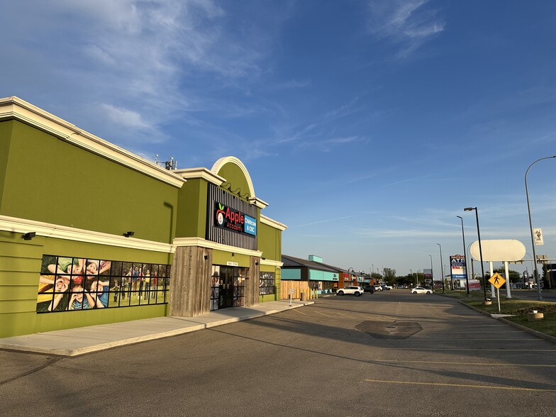 10015 170th St NW, Edmonton, AB for lease - Building Photo - Image 2 of 12