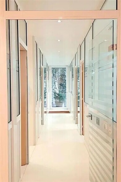Office in Paris for sale - Interior Photo - Image 3 of 5