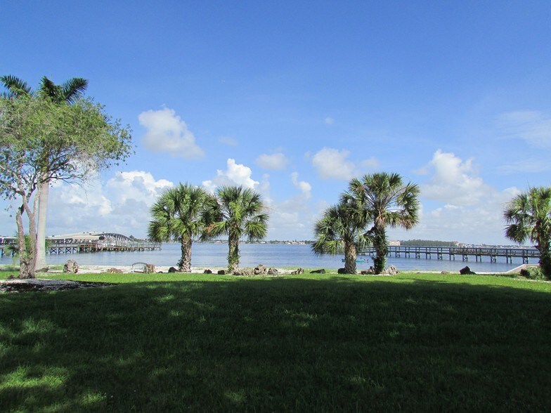 12498 Riverside Dr, Fort Myers, FL à vendre - Photo du bâtiment - Image 2 de 8