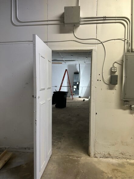 398 Auburn Rd, Pontiac, MI for lease - Interior Photo - Image 3 of 16