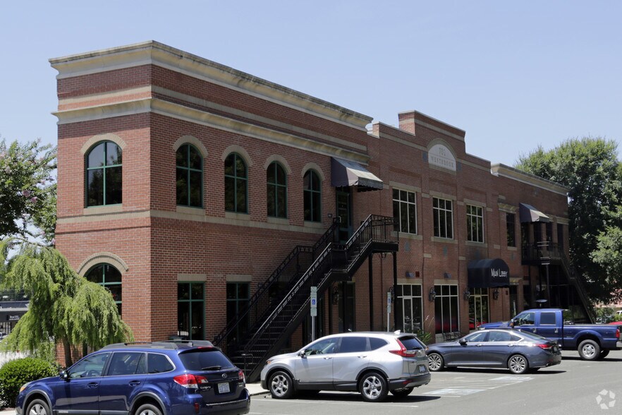 701 E Chatham St, Cary, NC à louer - Photo du bâtiment - Image 2 de 3