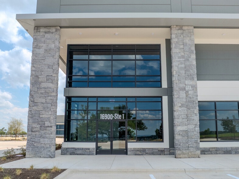 Sweetwater Village Dr, Austin, TX for lease - Building Photo - Image 3 of 13