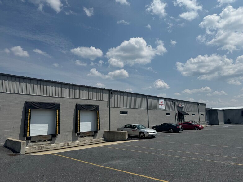415 Railroad Ave, Shiremanstown, PA à louer - Photo du bâtiment - Image 2 de 8