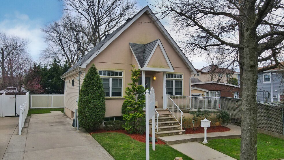 1562 Drumgoole Rd E, Staten Island, NY à vendre - Photo du bâtiment - Image 3 de 21