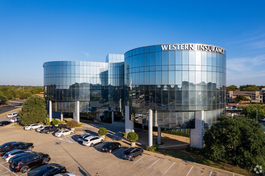 5601 Bridge St, Fort Worth, TX à louer - Photo du bâtiment - Image 2 de 8