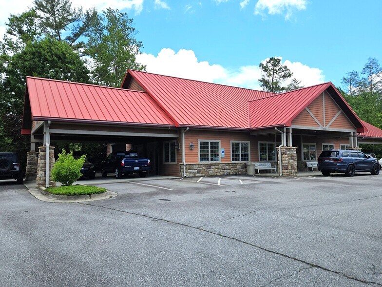 1216 Asheville Hwy, Hendersonville, NC à louer - Photo du bâtiment - Image 3 de 23