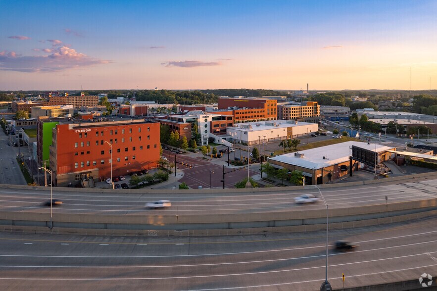 217 Cesar E Chavez Ave SW, Grand Rapids, MI à louer - Aérien - Image 3 de 5