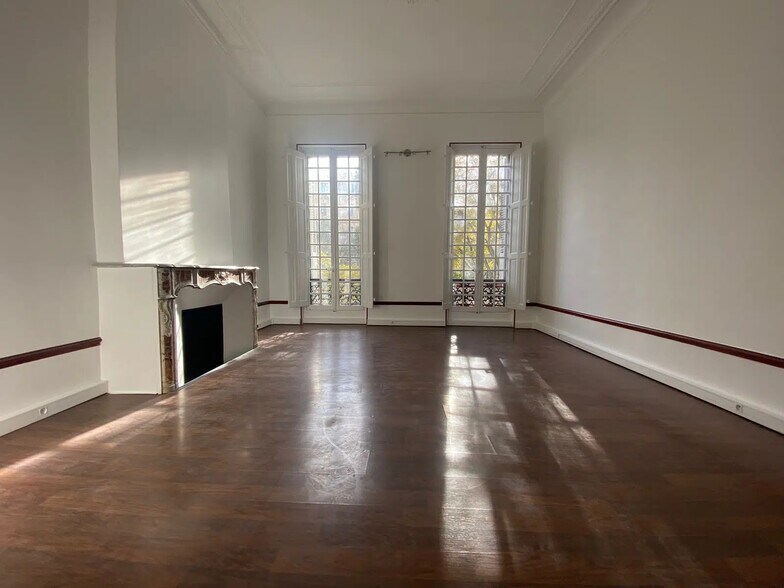 Office in Marseille for lease - Interior Photo - Image 3 of 8