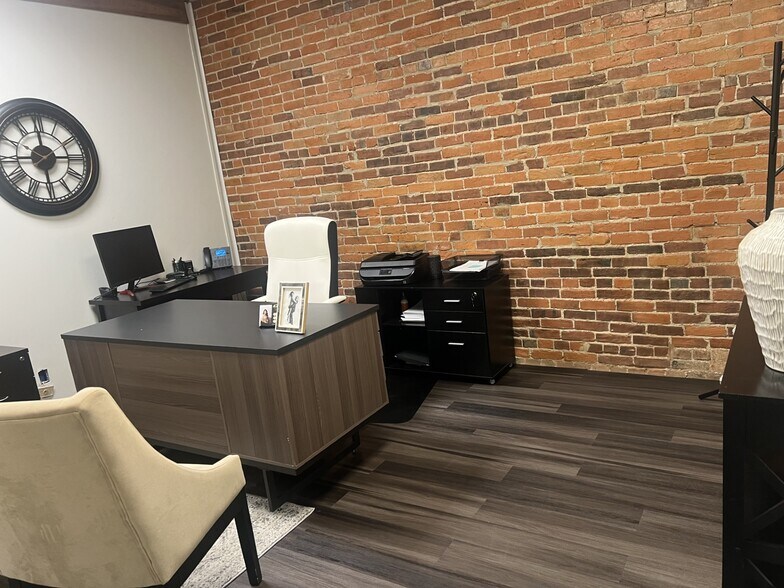 110 N Cherry St, Olathe, KS à louer - Photo du bâtiment - Image 3 de 19