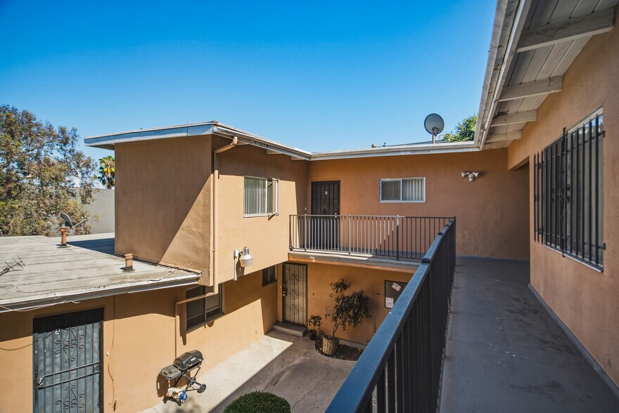 3815 Don Tomaso Dr, Los Angeles, CA à vendre - Photo du bâtiment - Image 3 de 13