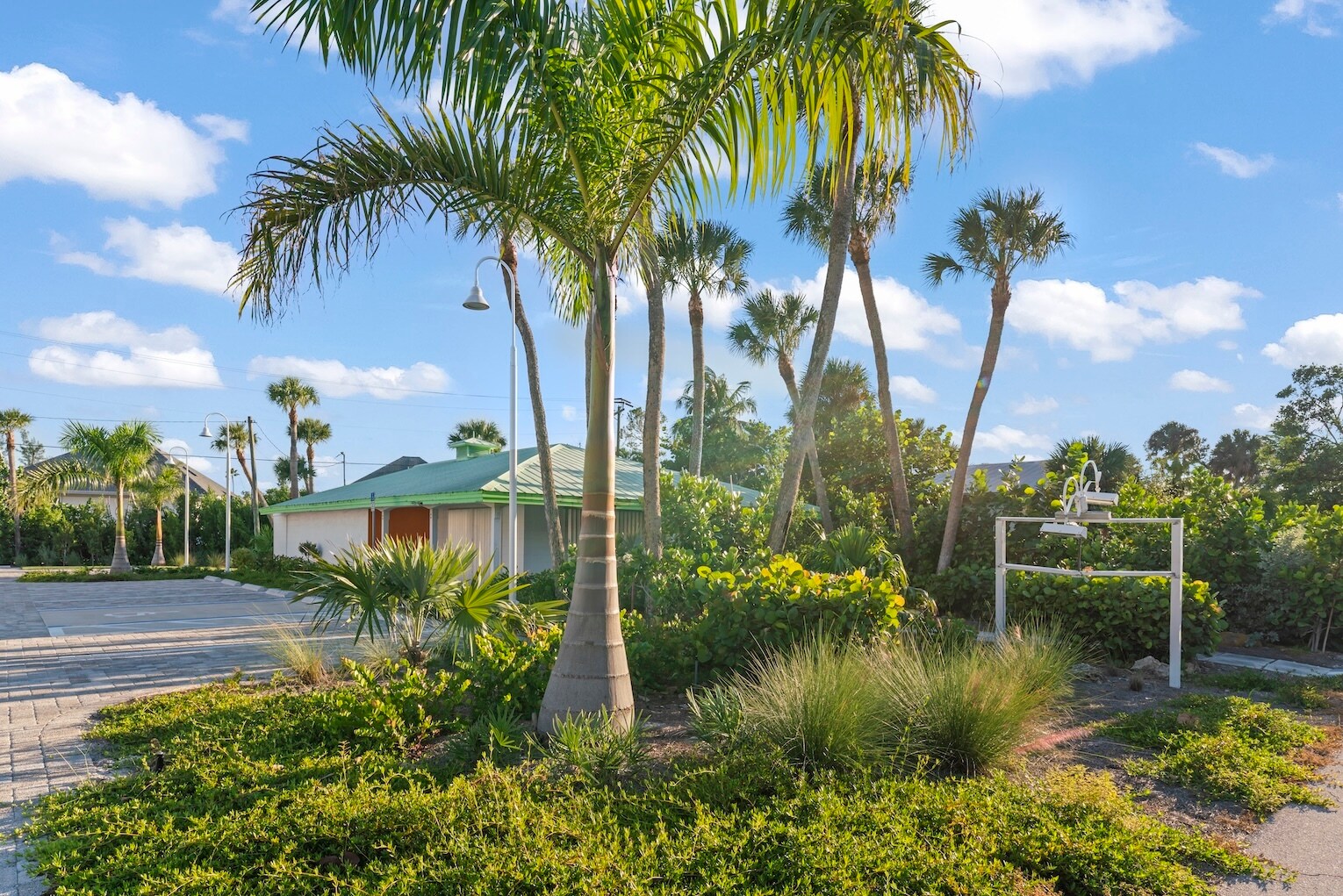 1025 Periwinkle Way, Sanibel, FL for sale Building Photo- Image 1 of 11