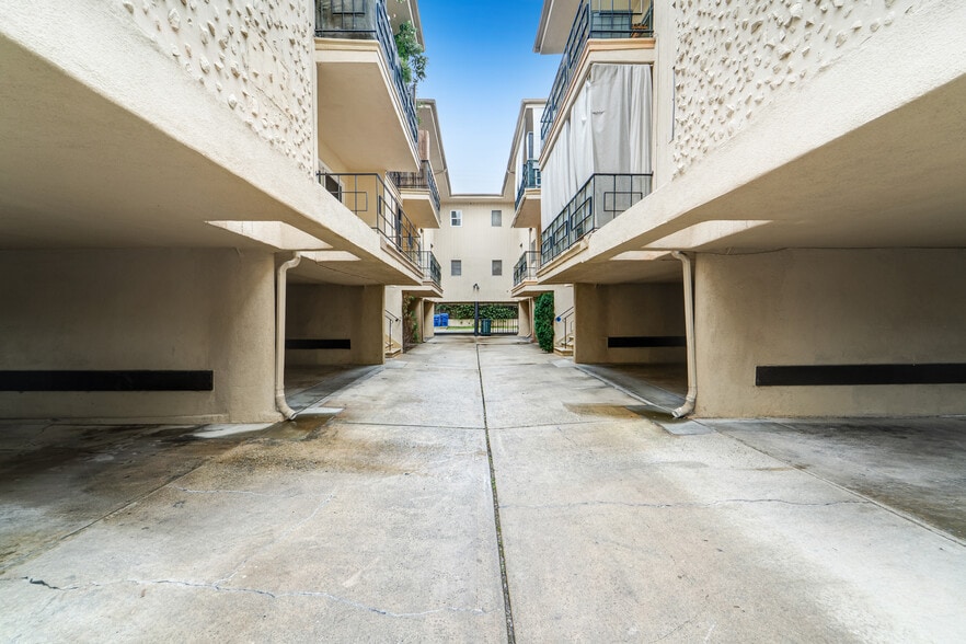 813-817 Westbourne Dr, West Hollywood, CA for sale - Building Photo - Image 3 of 9