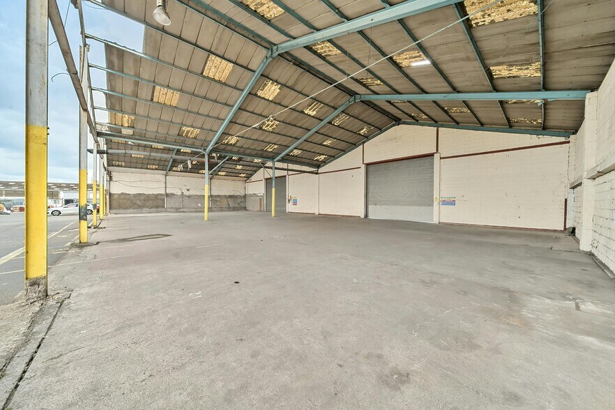 Renwick Rd, Barking à louer - Photo du bâtiment - Image 2 de 26