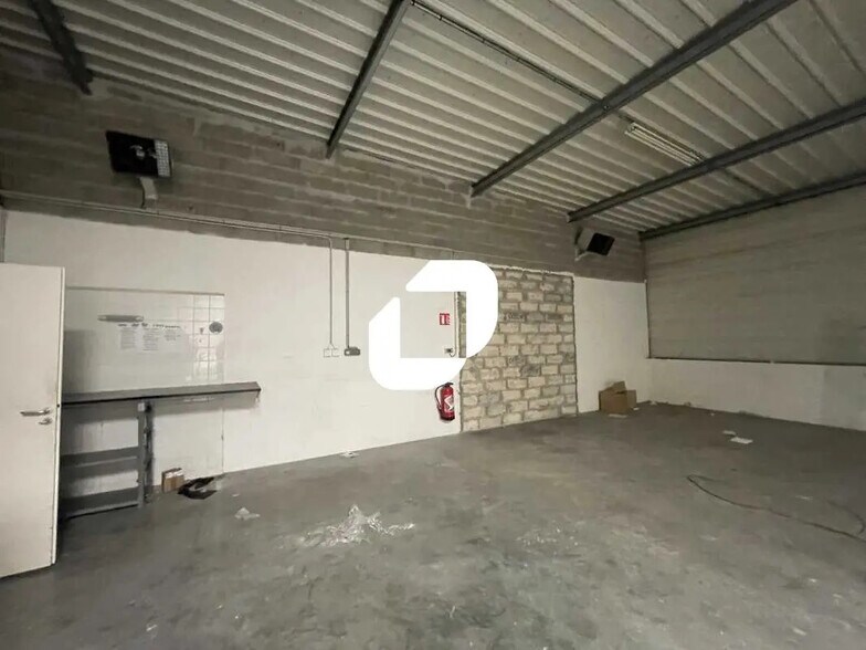 Office in Le Haillan for lease - Interior Photo - Image 3 of 9