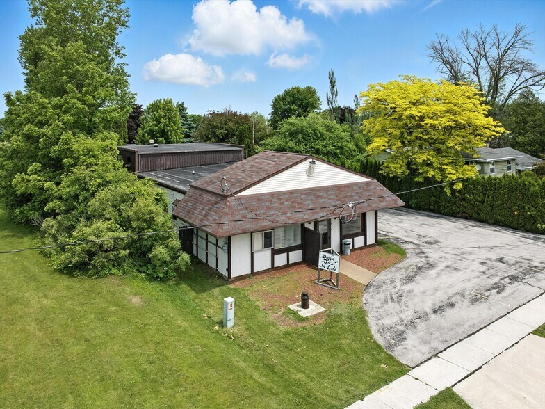 4326 Michigan Ave, Manitowoc, WI à vendre - Photo du bâtiment - Image 3 de 14