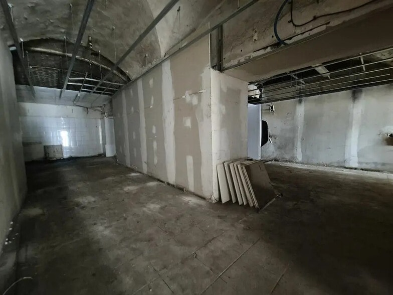 Retail in La Calmette for lease - Interior Photo - Image 3 of 5