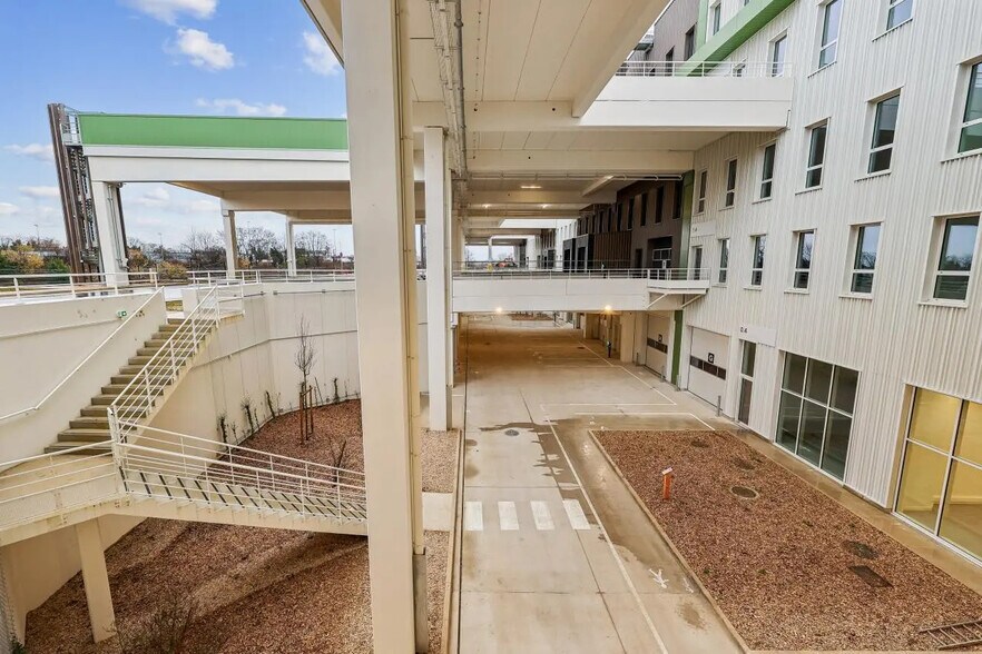 Office in Bondy for lease - Building Photo - Image 3 of 34