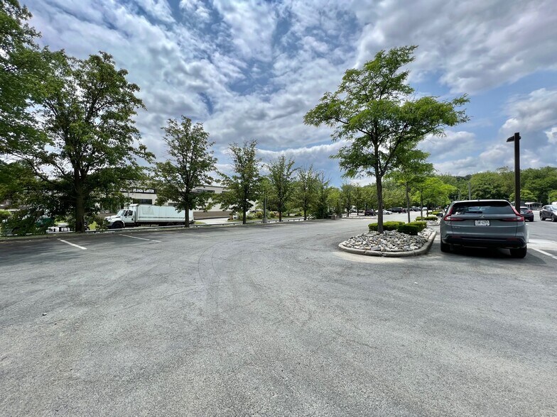 331 Saw Mill River Rd, Elmsford, NY à louer - Photo du bâtiment - Image 3 de 4