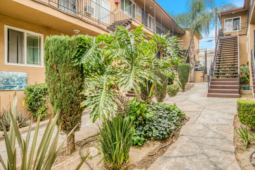 4023-4027 W 28th St, Los Angeles, CA à vendre - Photo du bâtiment - Image 3 de 14