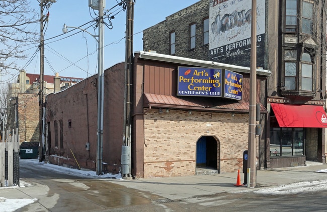 Plus de détails pour 144 E Juneau Ave, Milwaukee, WI - Commerce de détail à vendre