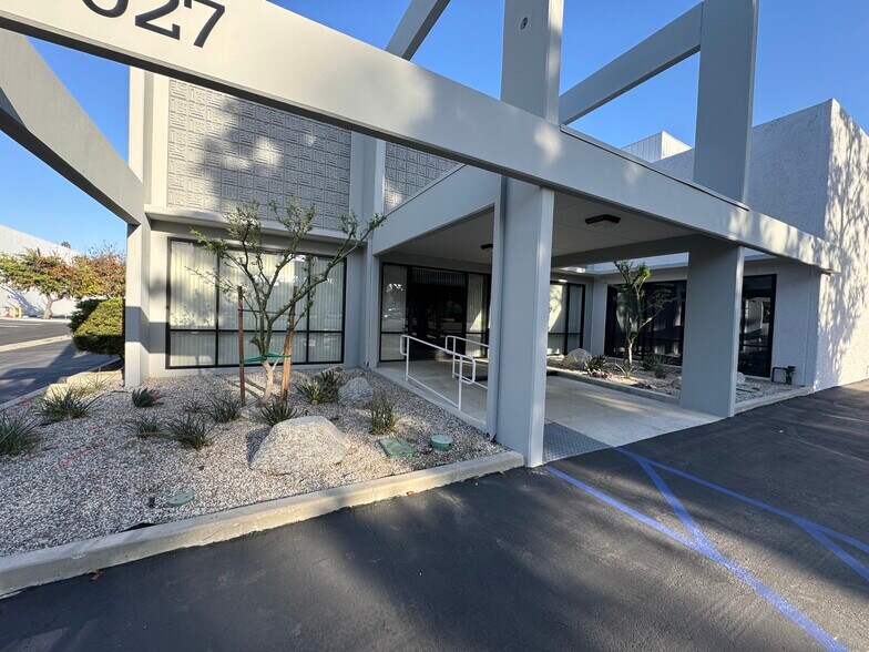 16027 Carmenita Rd, Cerritos, CA à louer - Photo du bâtiment - Image 2 de 11