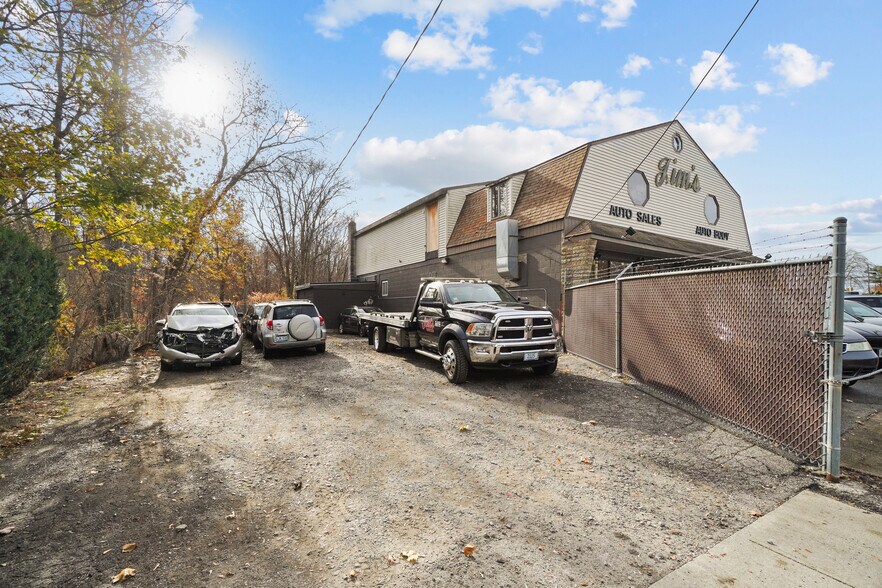 1153 Central Ave, Pawtucket, RI à vendre - Photo du bâtiment - Image 1 de 11