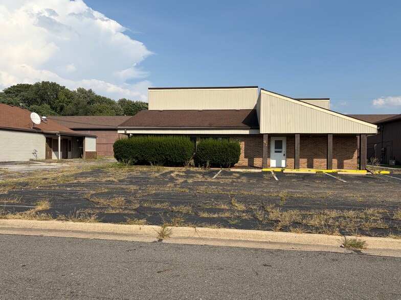 47 Alice Dr, Akron, OH for lease - Building Photo - Image 1 of 24