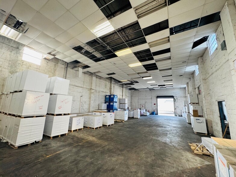 2436-2472 Dennis St Portfolio portfolio of 4 properties for sale on LoopNet.ca - Building Photo - Image 2 of 7