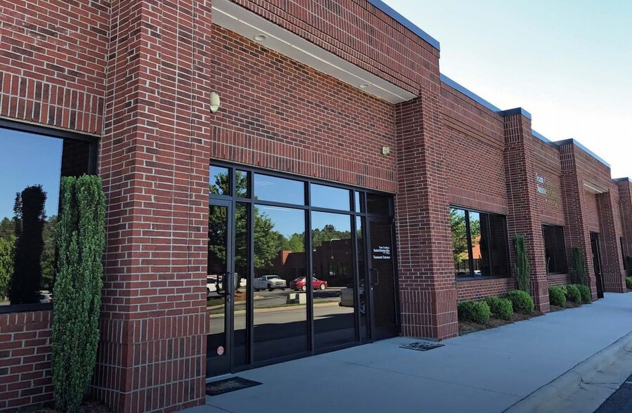 3820 N Elm St, Greensboro, NC for lease - Building Photo - Image 1 of 6