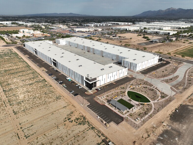 NEC of Celebrate Life Way & Bullard Ave, Goodyear, AZ à louer - Photo du bâtiment - Image 2 de 7