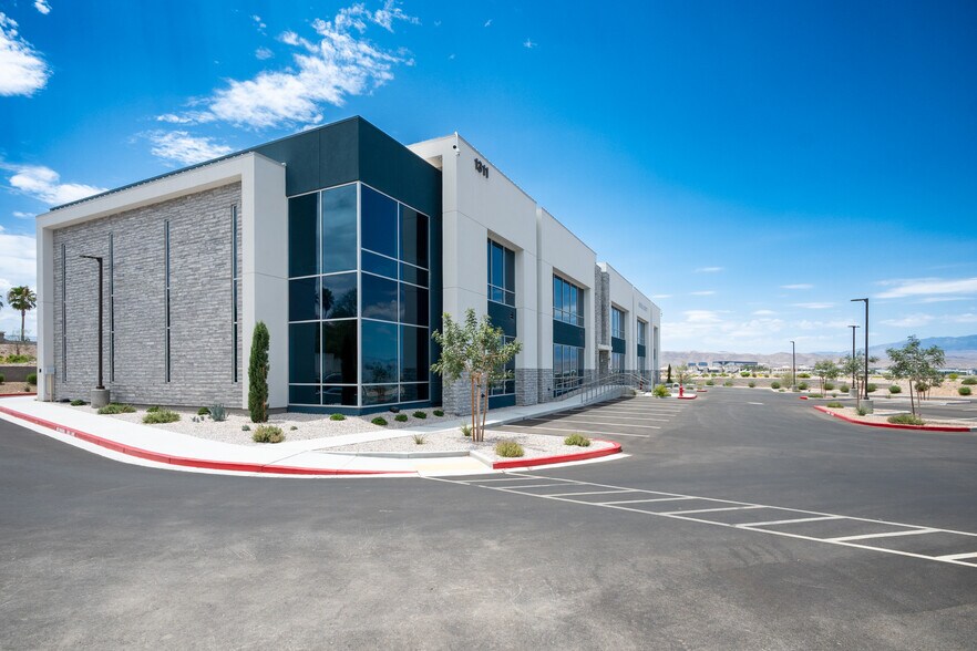 1301 Seven Hills Drive, Henderson, NV à vendre - Photo du bâtiment - Image 2 de 50