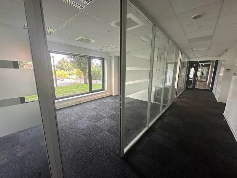Office in Schiltigheim for lease Interior Photo- Image 1 of 7