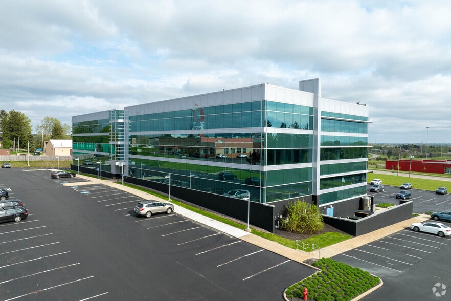 25001 Emery Rd, Warrensville Heights, OH à louer - Photo principale - Image 1 de 6