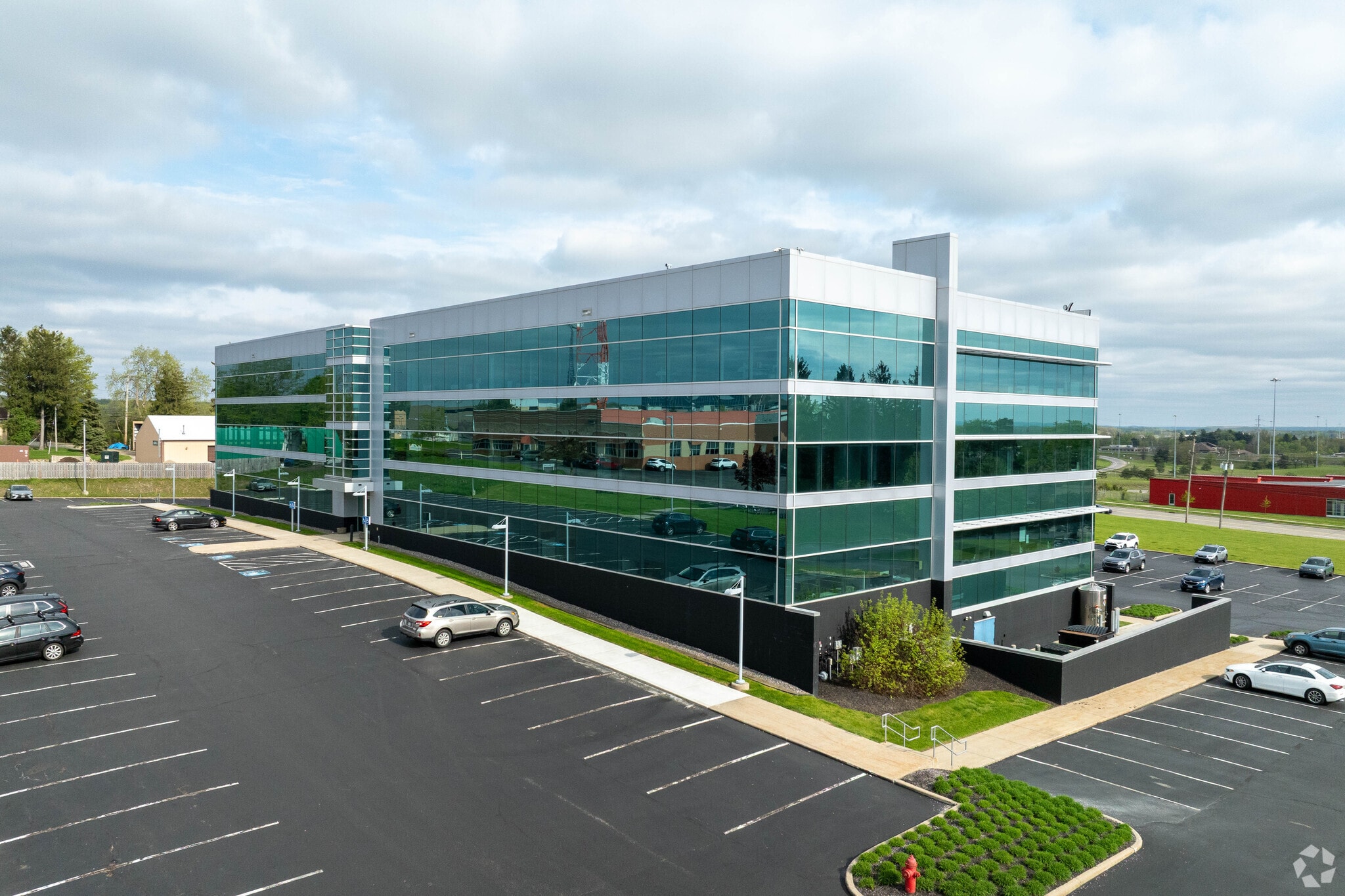 25001 Emery Rd, Warrensville Heights, OH à louer Photo principale- Image 1 de 7