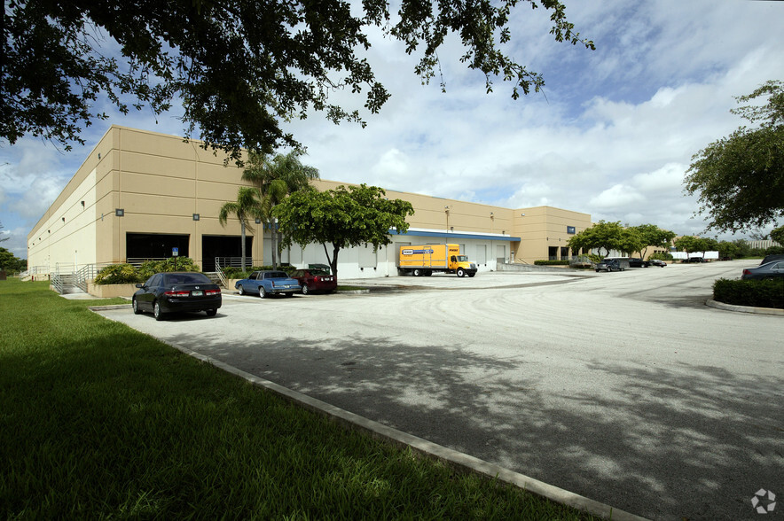 11800 NW 100th Rd, Medley, FL for lease - Building Photo - Image 3 of 5