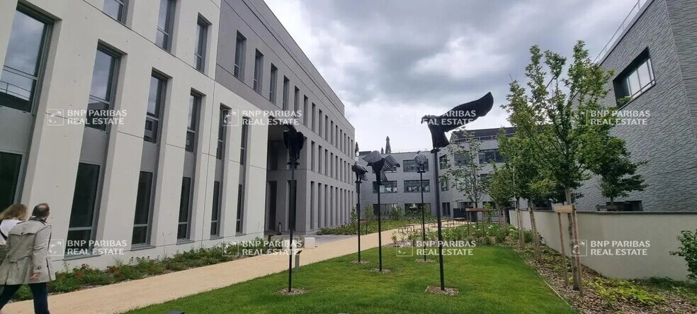 Bureau dans Villeurbanne à louer - Photo du bâtiment - Image 2 de 22