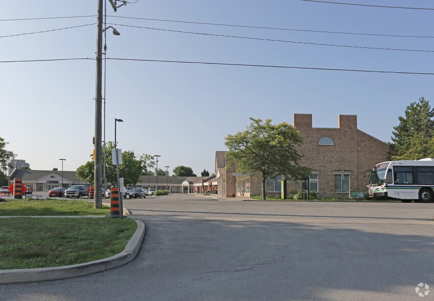 211 Martindale Rd, St Catharines, ON à louer - Photo du bâtiment - Image 3 de 8