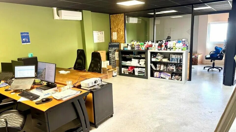 Office in Carbon-Blanc for lease Building Photo- Image 1 of 4