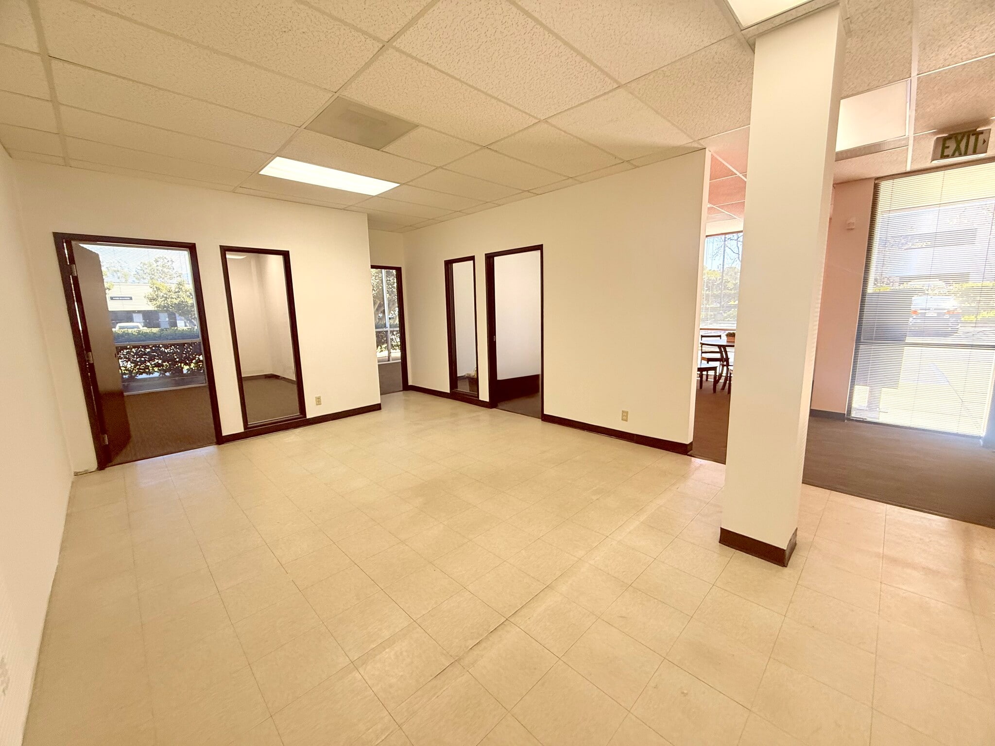 23351-23361 Madero, Mission Viejo, CA à louer Photo intérieure- Image 1 de 7