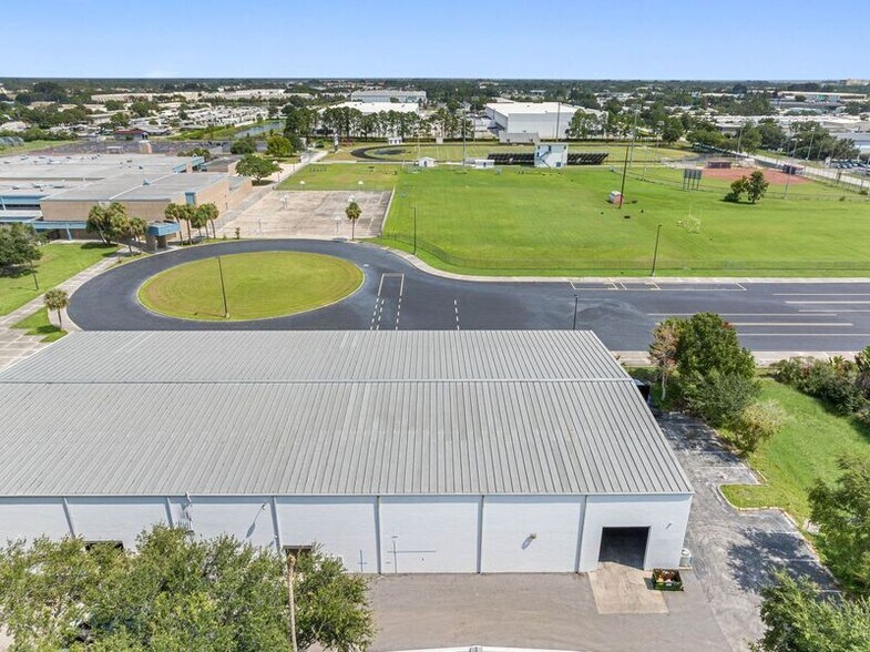 6235 118th Ave N, Largo, FL à vendre - Photo du bâtiment - Image 3 de 28