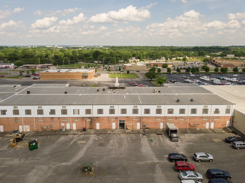 1370 Hazelwood Dr, Smyrna, TN à louer - Photo du bâtiment - Image 2 de 9