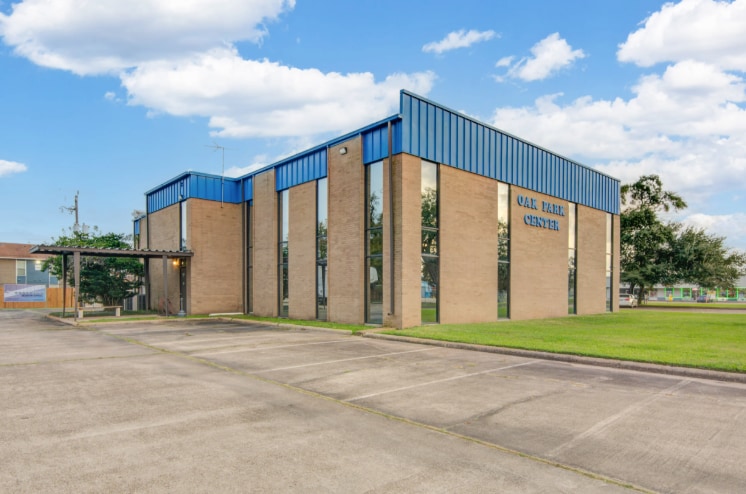 102 Oak Park Dr, Clute, TX for sale - Building Photo - Image 2 of 9