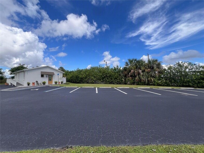 180 Rio Villa Dr, Punta Gorda, FL for sale - Building Photo - Image 2 of 39