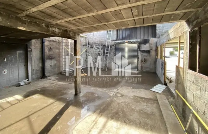 Flex in Châteauneuf-les-Martigues for lease Interior Photo- Image 1 of 4