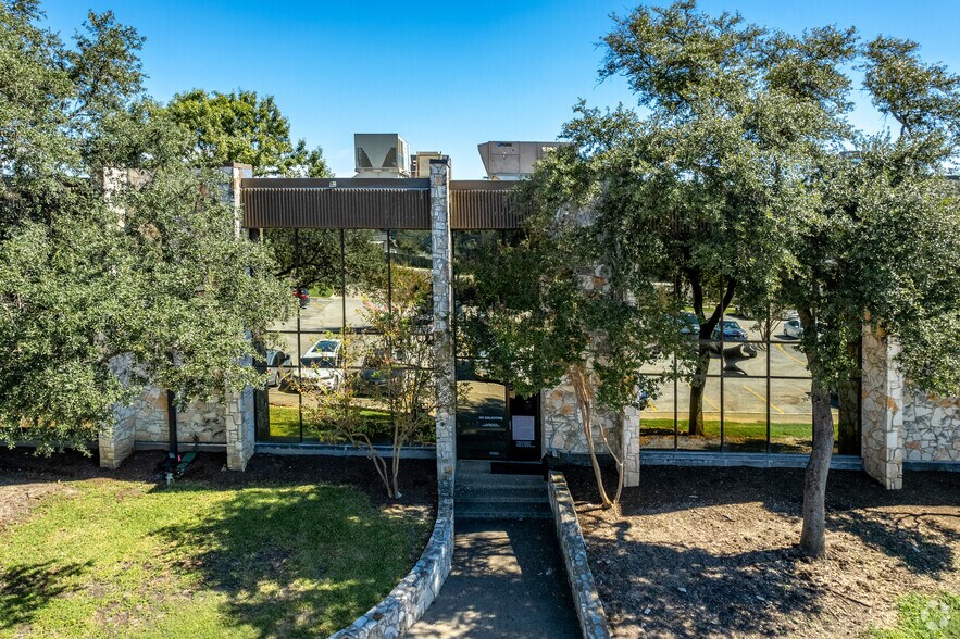 7400 Blanco Rd, San Antonio, TX à louer - Photo du bâtiment - Image 2 de 4